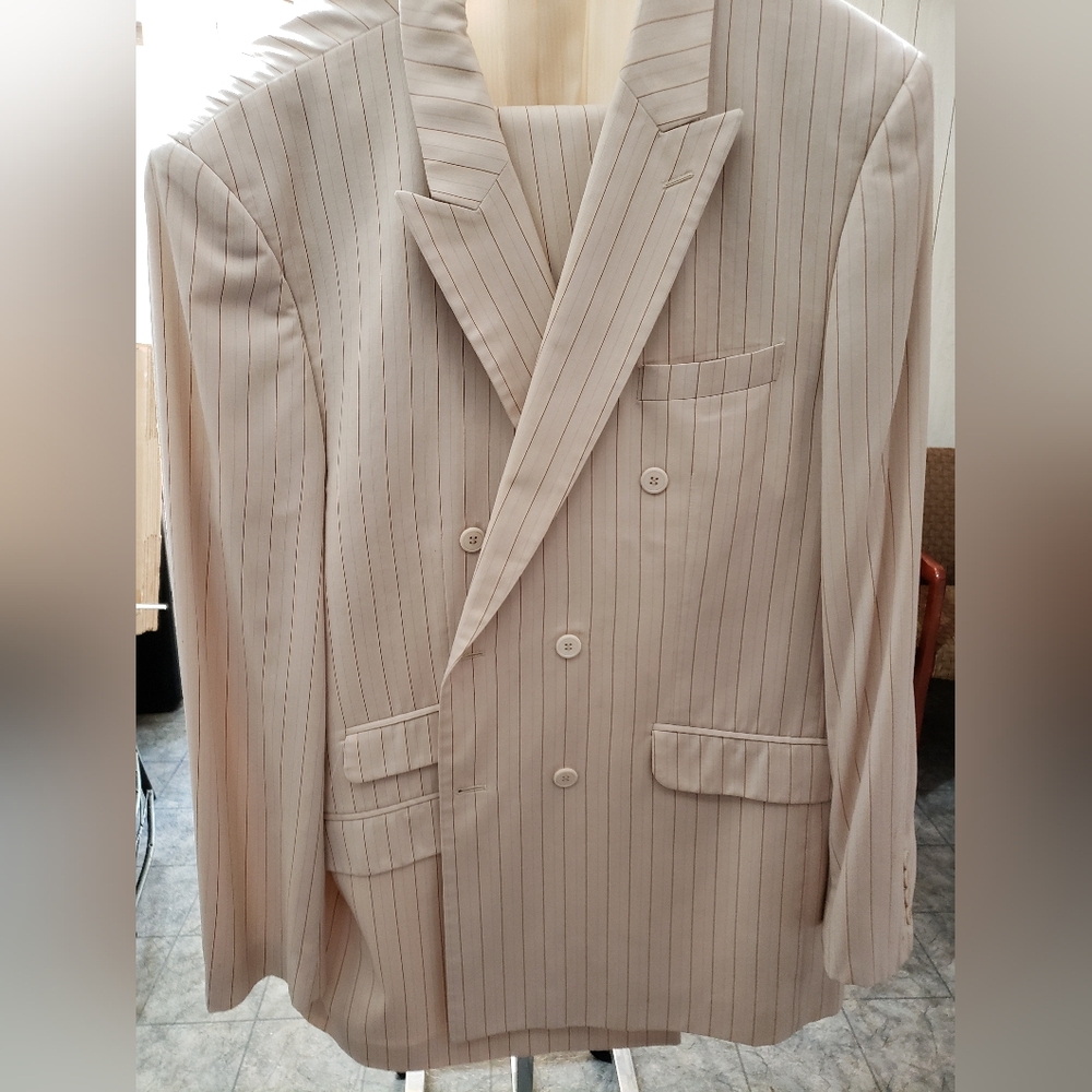 Mans Suit. DO NOT BUNDLE!!!